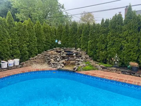 Poolscape boulder waterfall in Long Island, by Scott Anderson Design.